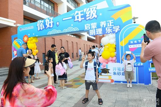 咸寧市實(shí)驗(yàn)外國(guó)語(yǔ)學(xué)校 家長(zhǎng)帶著新生孩子來(lái)校報(bào)道（2）.jpg.jpg