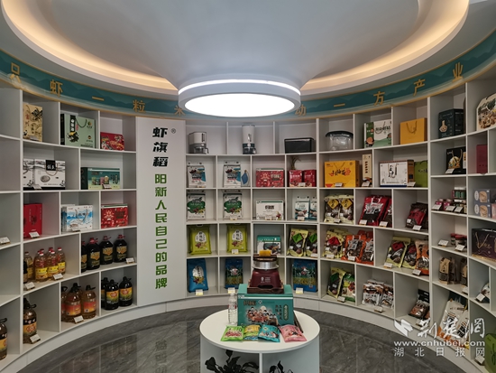 生產的“蝦旗稻”等系列產品(張丕興 攝).jpg