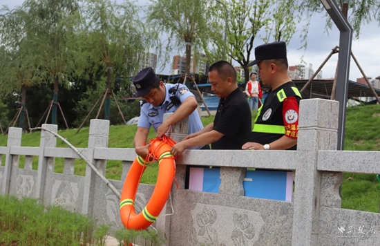 雙鶴派出所民輔警在轄區(qū)重點(diǎn)水域排查隱患，裝配救生工具.jpg
