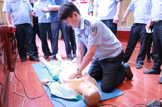 7月17日，嘉魚縣公安局治安大隊(duì)會(huì)同縣紅十字會(huì)組織開展一線民輔警防溺水急救技能專項(xiàng)培訓(xùn).jpg