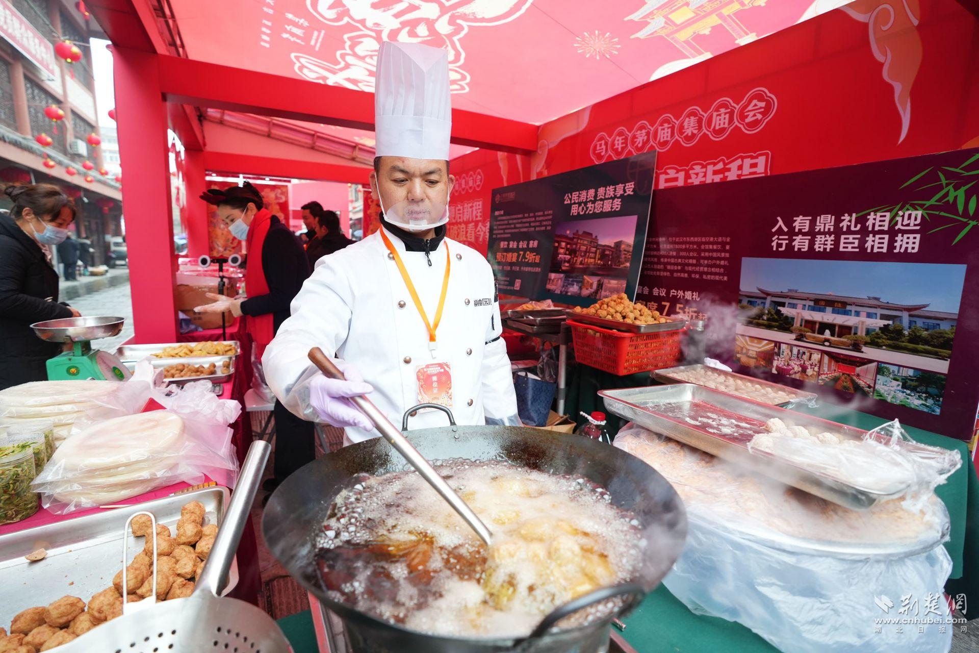 現(xiàn)場(chǎng)臘味、鹵貨、炸圓子吸引市民前來(lái)品嘗購(gòu)買 (1).JPG.JPG